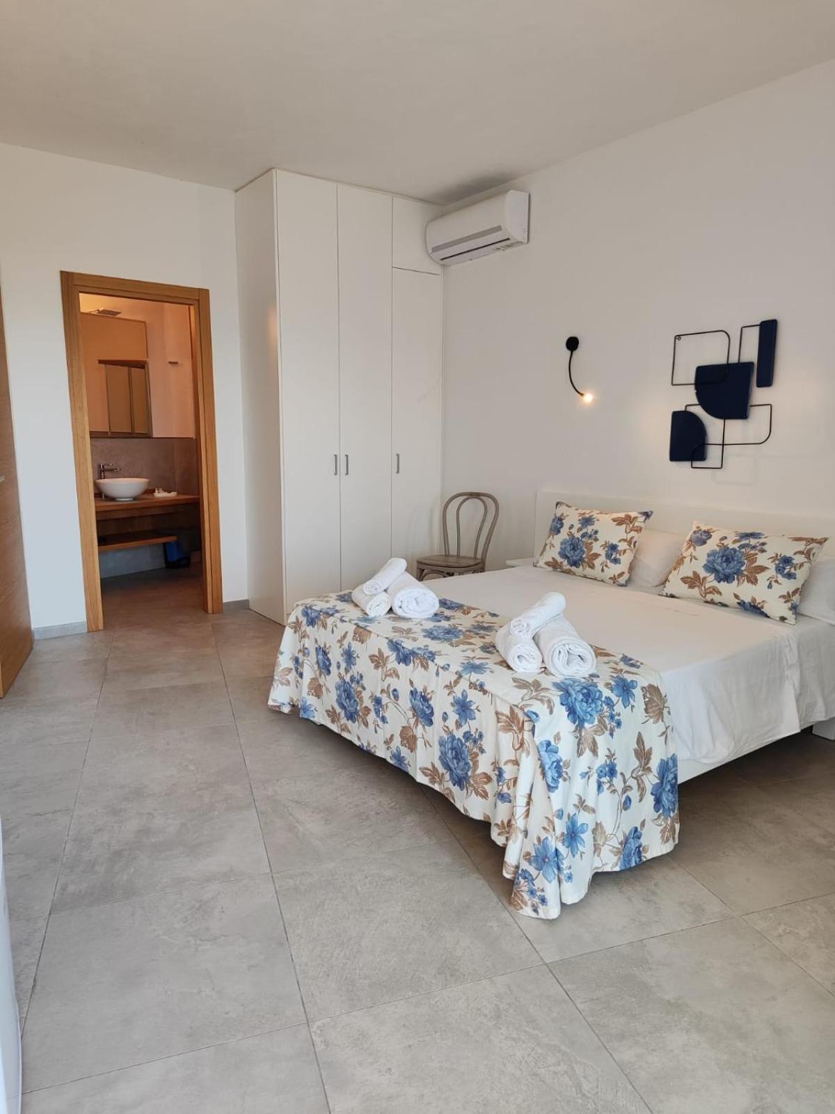 Rooms, Affittacamere Maksim Golfo Aranci Exteriör bild