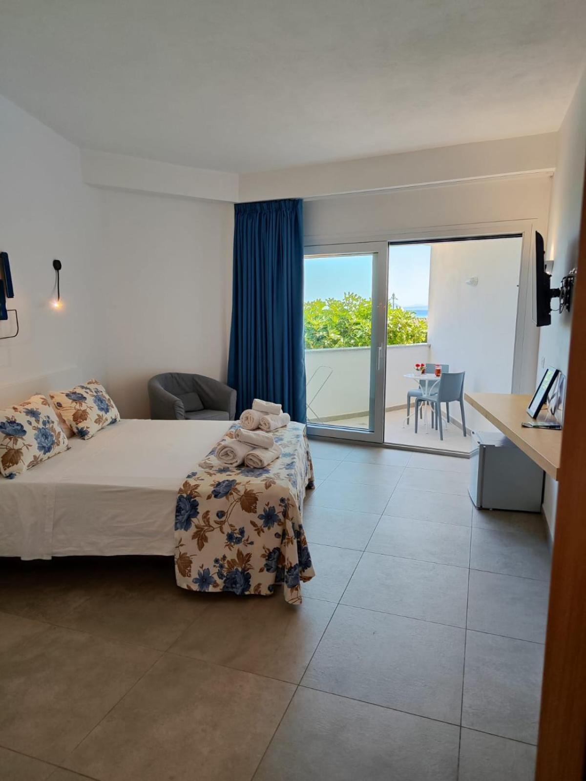 Rooms, Affittacamere Maksim Golfo Aranci Exteriör bild
