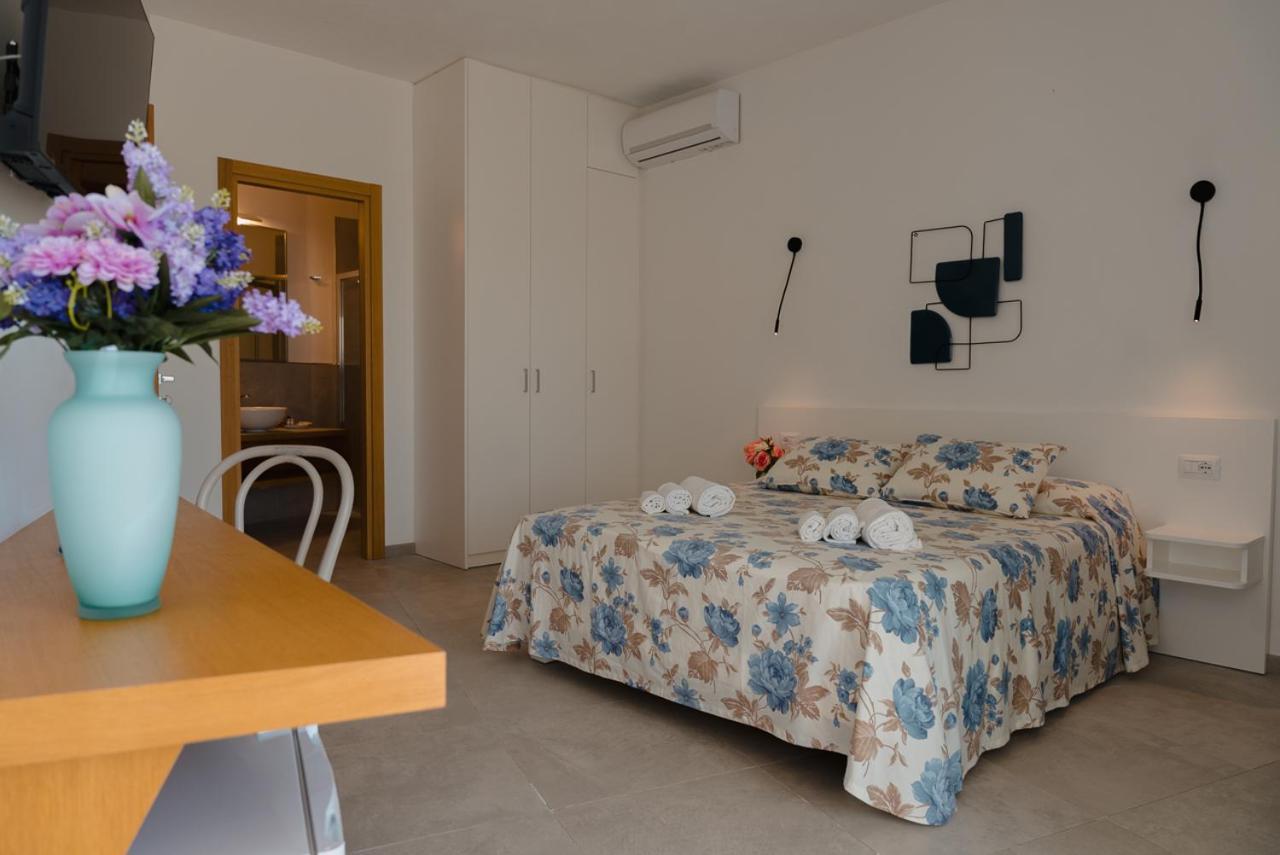 Rooms, Affittacamere Maksim Golfo Aranci Exteriör bild