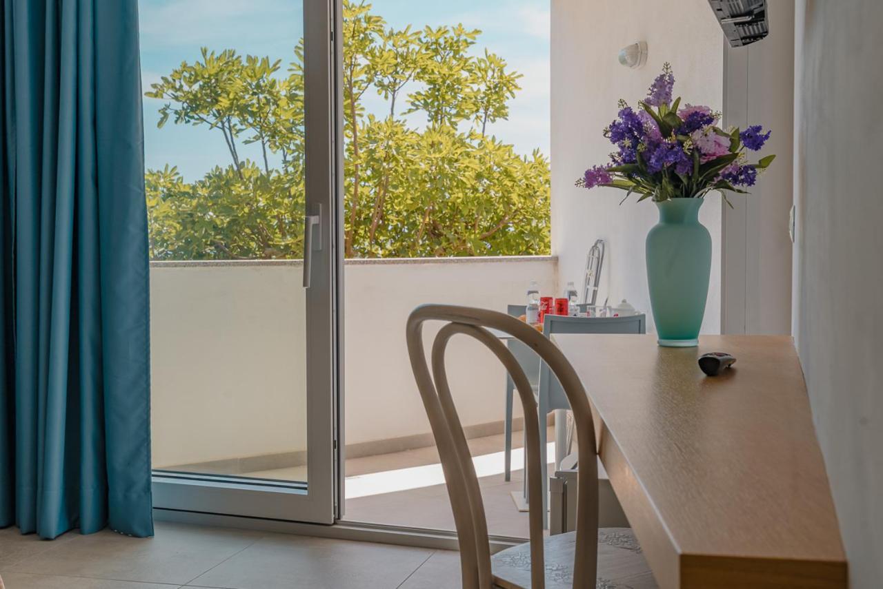 Rooms, Affittacamere Maksim Golfo Aranci Exteriör bild